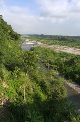 Paisajes,rios montañas y mucho verde en el estado Merida,Venezuela.
Aunque Merida es un estado conocido por sus altas montañas no deja de tener amplios valles muy verdes,ideales para el cultivo y la g