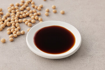 皿に盛った醤油　Soy sauce