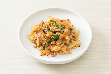 Stir-fried noodle with minced chicken and basil