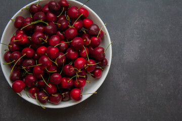 Les cerises rouges sucrées et délicieuses