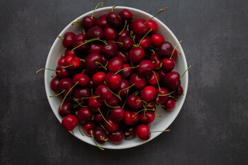 Les cerises rouges sucrées et délicieuses