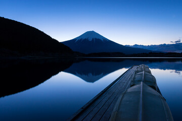 富士山の夜明け