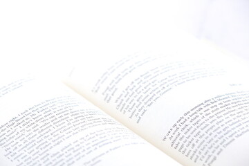 英語の本のページを開いて、のんびり読書を楽しんでいるイメージ
