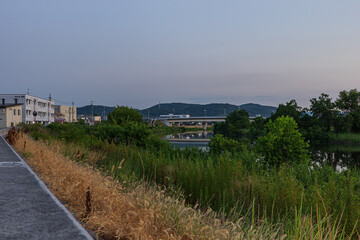 日本の岡山県岡山市の夏の早朝の美しい町の風景
