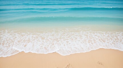 Naklejka premium Quiet waves sweep onto the sandy beach under a clear sky 