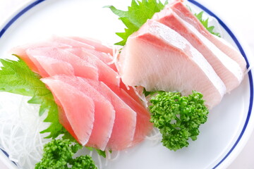 新鮮なお刺身の二種盛り（まぐろ、ブリ）
