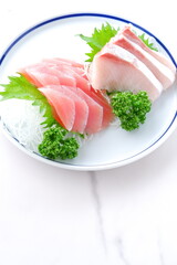 新鮮なお刺身の二種盛り（まぐろ、ブリ）
