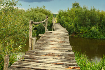 Kładka mostek stary zniszczony drewniany na rzece Narew