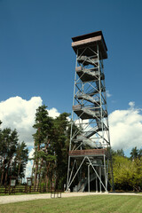 Wieża widokowa wysoka z metalu i drewna górująca nad okolicą © KoLesfot