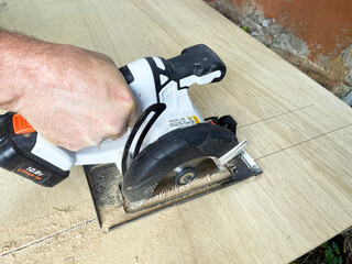 hand-held circular saw, chipboard cutting