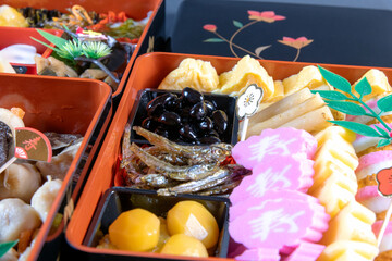 盛り付けされた三段重のお節料理