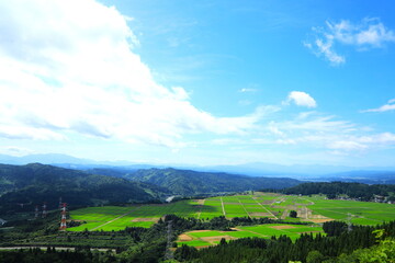 Obraz premium 河岸段丘の大地に広がる田園地帯