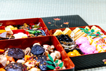 ゴザの上に置かれた三段重のお節料理