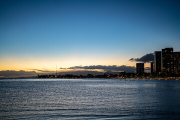 Fototapeta premium Sunset at Ala Moana Regional / beach Park，Honolulu, Oahu Hawaii. 