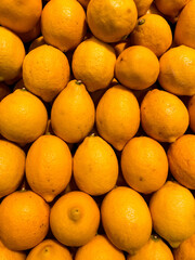 Lemons in the market