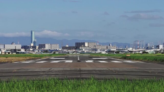 八尾空港の滑走路と大阪の街並み