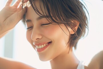 朝の光の中で目を閉じる笑顔の日本人女性（美容・朝活・快眠・睡眠・幸せ・健康）