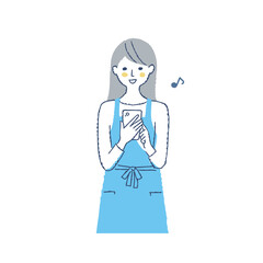 スマートフォンを操作しているエプロン姿の女性