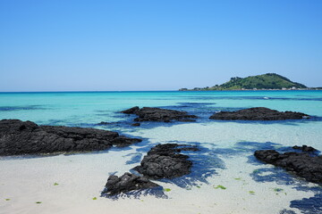 shoaling beach with rocks and clear water
