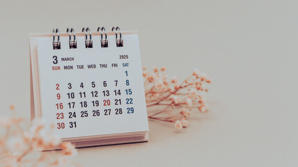 2025年3月カレンダー　卓上カレンダーと花　日本の日付のカレンダー