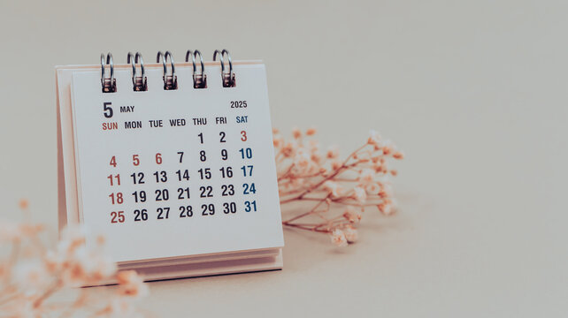 2025年5月カレンダー　卓上カレンダーと花　日本の日付のカレンダー