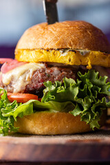 Hamburguesa con pi&ntilde;a cerrada