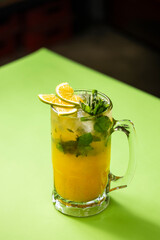 mojito gigante en mesa verde