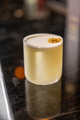 coctel en old fashion sour con flor arriba