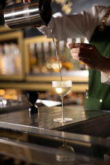 copa llen&aacute;ndoselas en barra