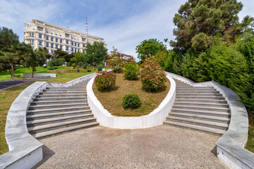 Obraz premium The serene environment of Sabail Park, surrounded by landscaped gardens and staircases leading to the greenery, Baku, Azerbaijan
