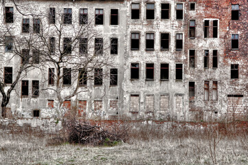 Die verfallene und marode Fassade eines im zweiten Weltkriegs zerstörten Wohnhauses