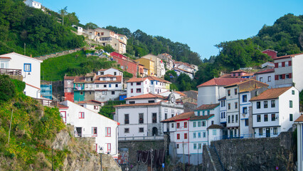Casas a distinta altura en la hermosa villa costera de Cudillero en el litoral Cantábrico, norte de España