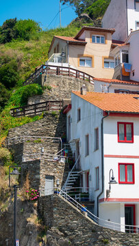 Escaleras empinadas subiendo por el lateral de unas casas en la villa de Cudillero, Espa&ntilde;a