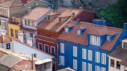 Vista aérea de una calle con edificios con fachadas pintadas de colores en la villa costera de...