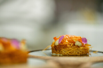 Cuisinier en train de préparer un plat