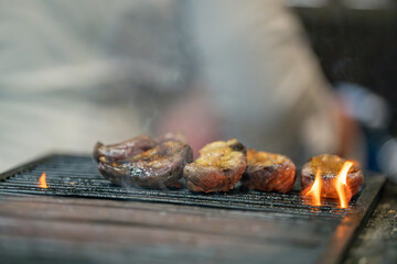 Cuisinier en train de cuire de la viande au barbecue