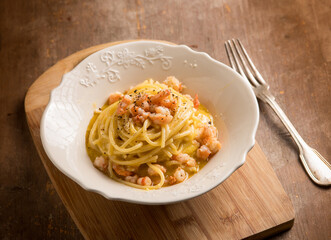 spaghetti carbonara with prawns