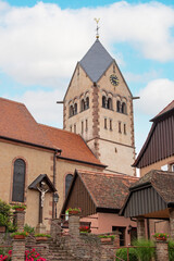 Fototapeta premium Eglise Saint-Pierre-et-Saint-Paul d'Andlau, ancienne église abbatiale, des XIIe et XVIIIe siècles. Alsace. Bas-Rhin