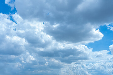 Obraz premium A sunny day with fluffy white clouds