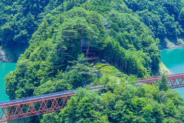 青い湖面に浮かぶ秘境駅