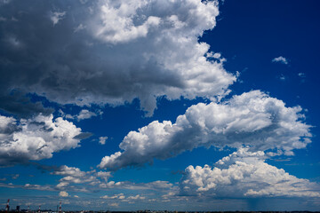 残暑に浮かぶ雄大雲