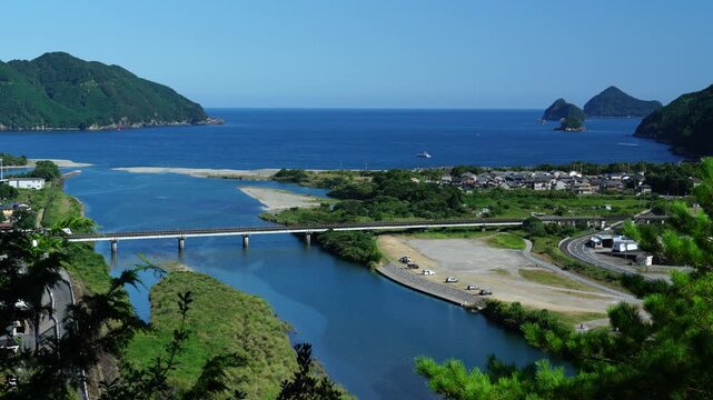 海辺の鉄橋を渡る特急列車　三重県　紀北町