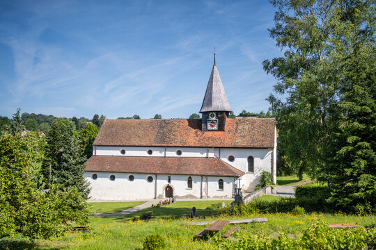 Luftbild von der Wallfahrtskirche St. Genesius in Schienen auf der Halbinsel H&ouml;ri