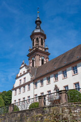 Ehemalige Benediktinerabtei mit dem Glockenturm der Stadtkirche Sankt Marien