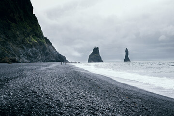 Markanten Küstenlinie von Reynisdrangar an einem typisch isländischem Tag