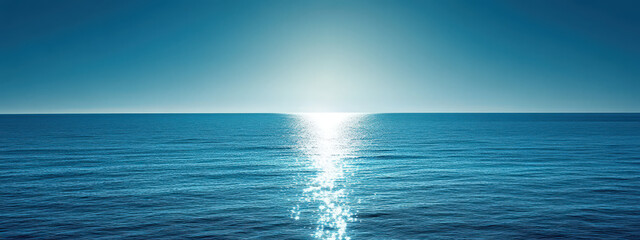 Obraz premium A calm ocean with a sun setting in the background