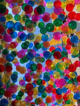 Ballons de baudruche dans le ciel d'une rue commer&ccedil;ante de Bordeaux en France