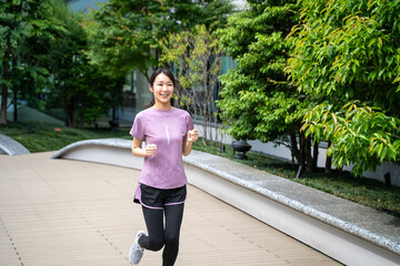 公園でランニングする女性