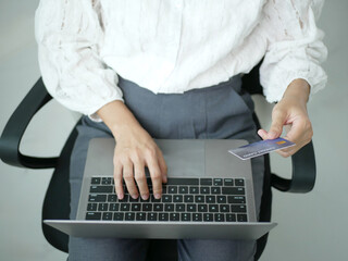 Asian business woman sitting and shopping online Sitting in a ch