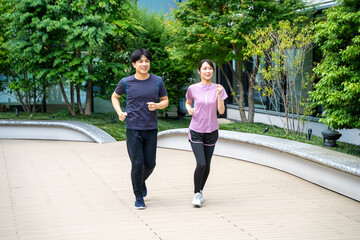 公園でランニングする男女カップル